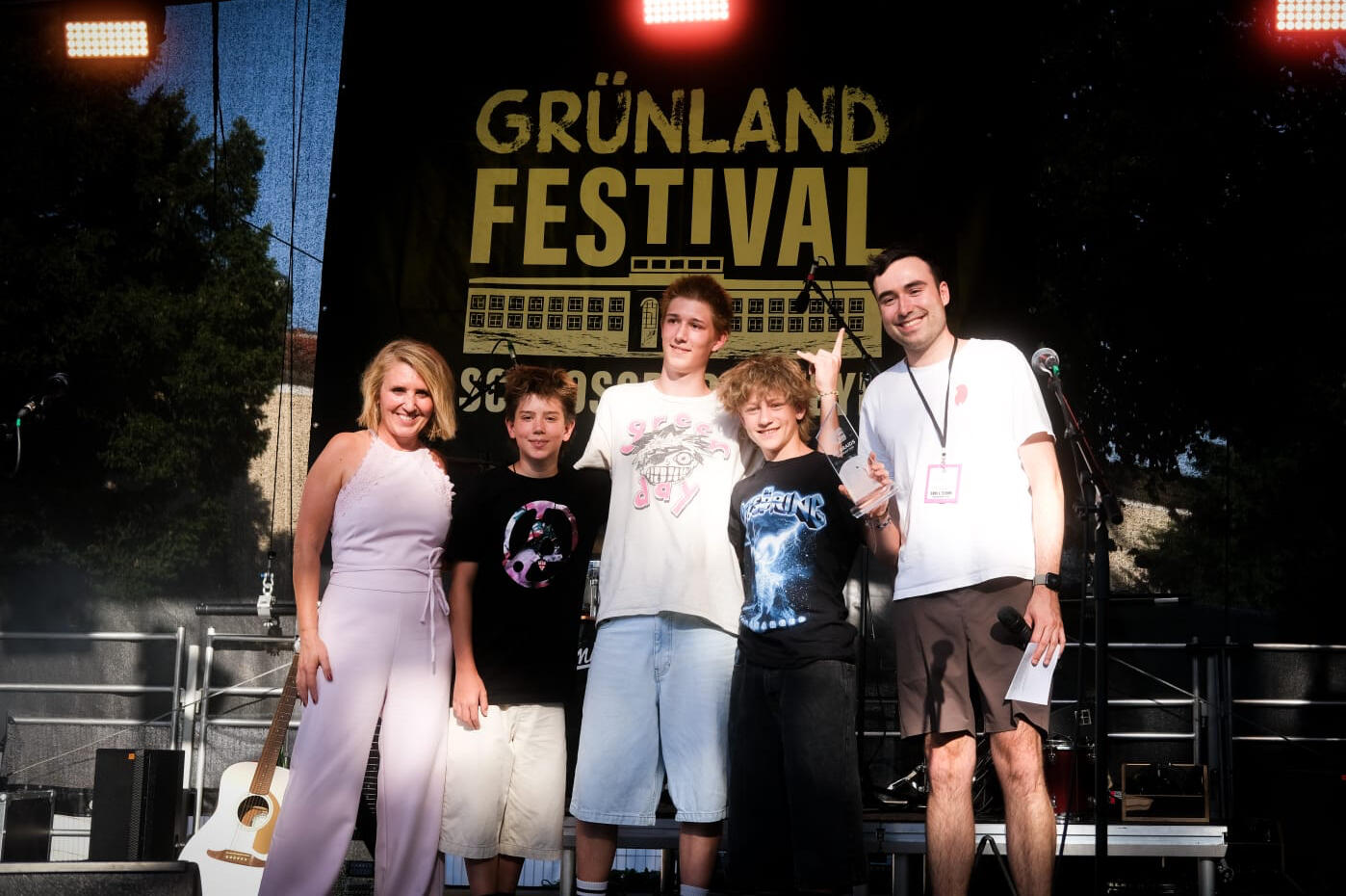Übergabe Preis für GRÜNLAND Festival Band Contest an NO BRAIDS Übergabe Preis für GRÜNLAND Festival Band Contest an NO BRAIDS