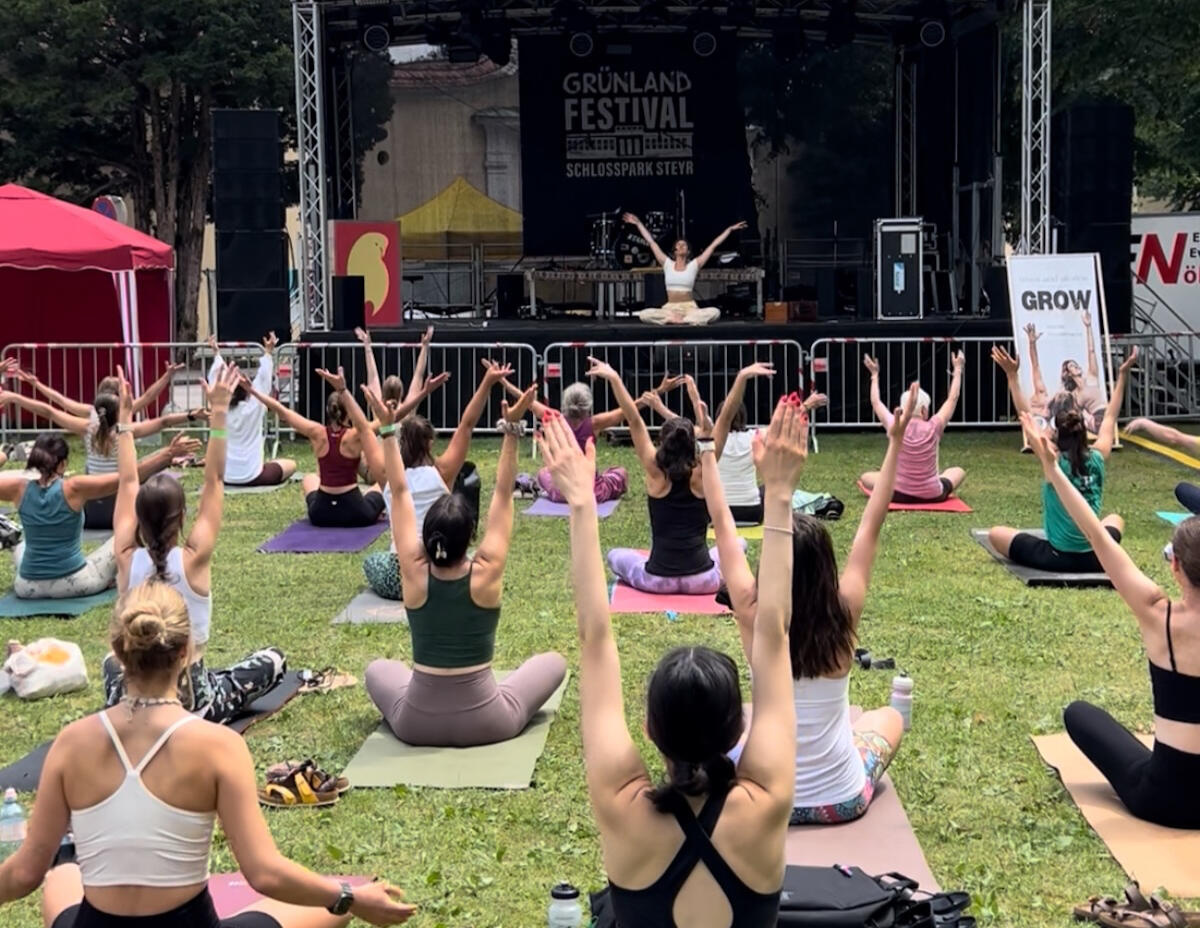 Yoga im Schlosspark Steyr (c) Trees and Stories